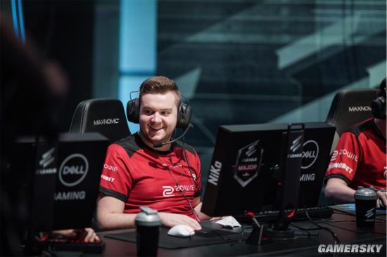 罗云熙与LPL四支出征队伍合照：LPL加油出征顺利，等凯旋！