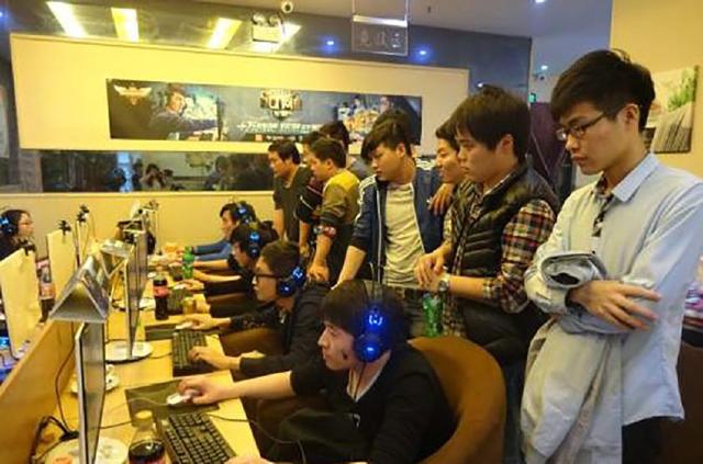 LPL季后赛下月开打，季后赛局势你怎么看？